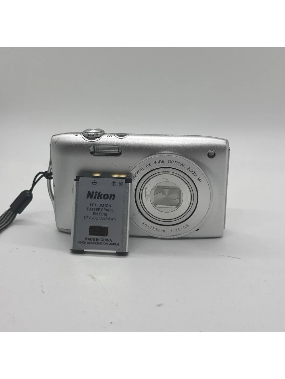 Nikon COOLPIX S3300 16.0MP Silver Digital Camera W/ Battery No Charger Tested